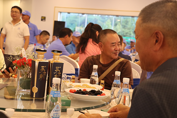 酱香型白酒放多少年好喝一点呀(陈年酿制，酱香飘散：如何保存白酒提高品质？)