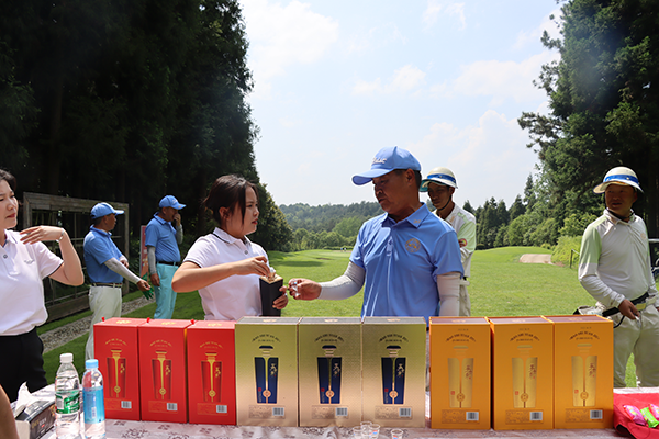 茅台镇白酒贴牌定制酒厂地址电话，厂家：18886220059