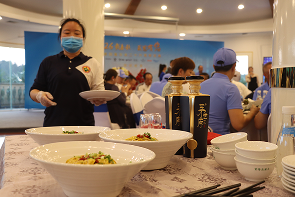 酱香型白酒是不是勾兑的(酒香不勾兑，醉享珍馐美滋味)