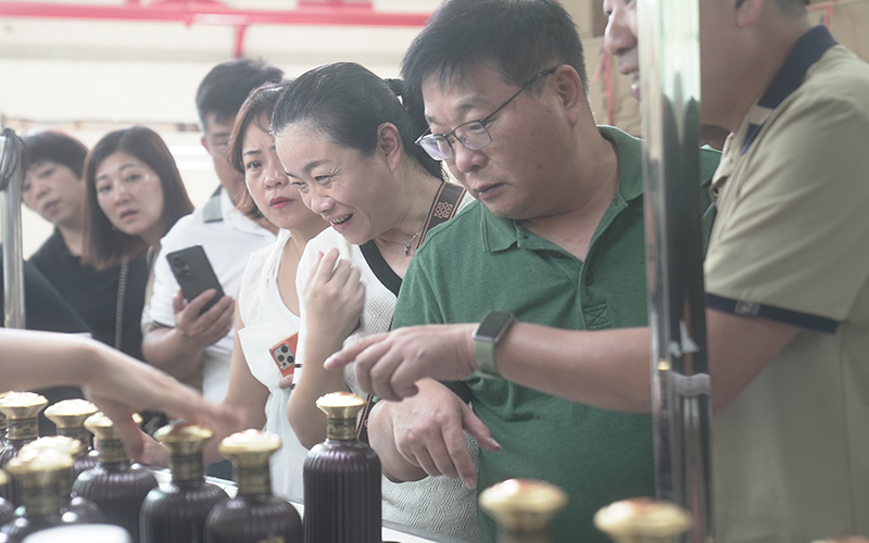 热烈欢迎湖南省湘潭市客人莅临茅世原酒厂参观指导！