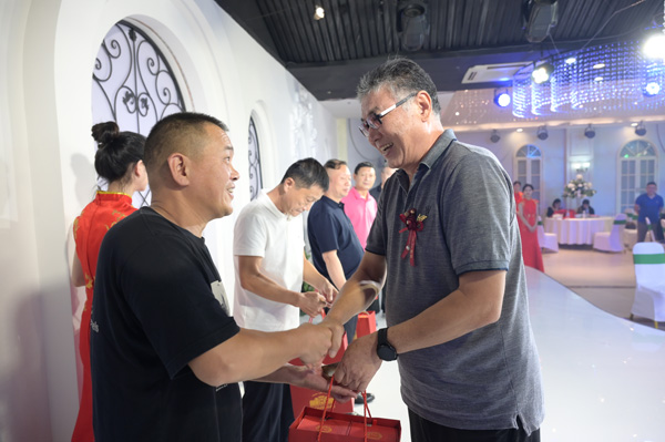茅台镇酱香酒用什么杯子